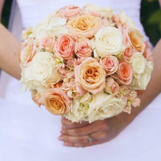 Cream & peach bouquet