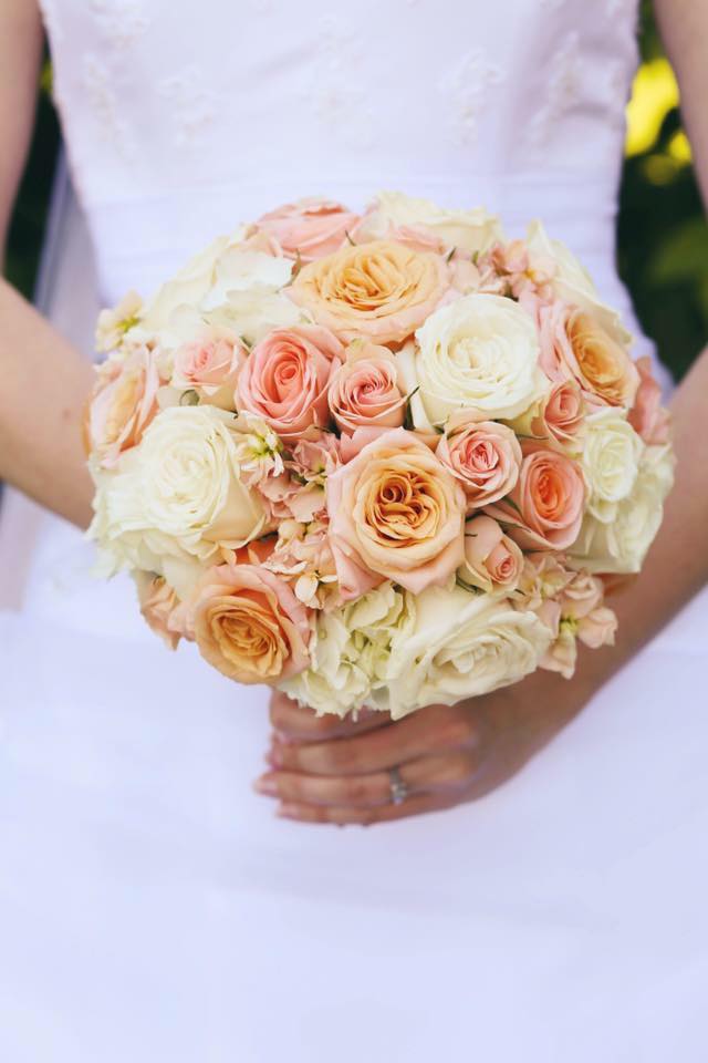 Cream & peach bouquet