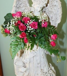 Lutz Garden Angel With Flowers LMGAF-4